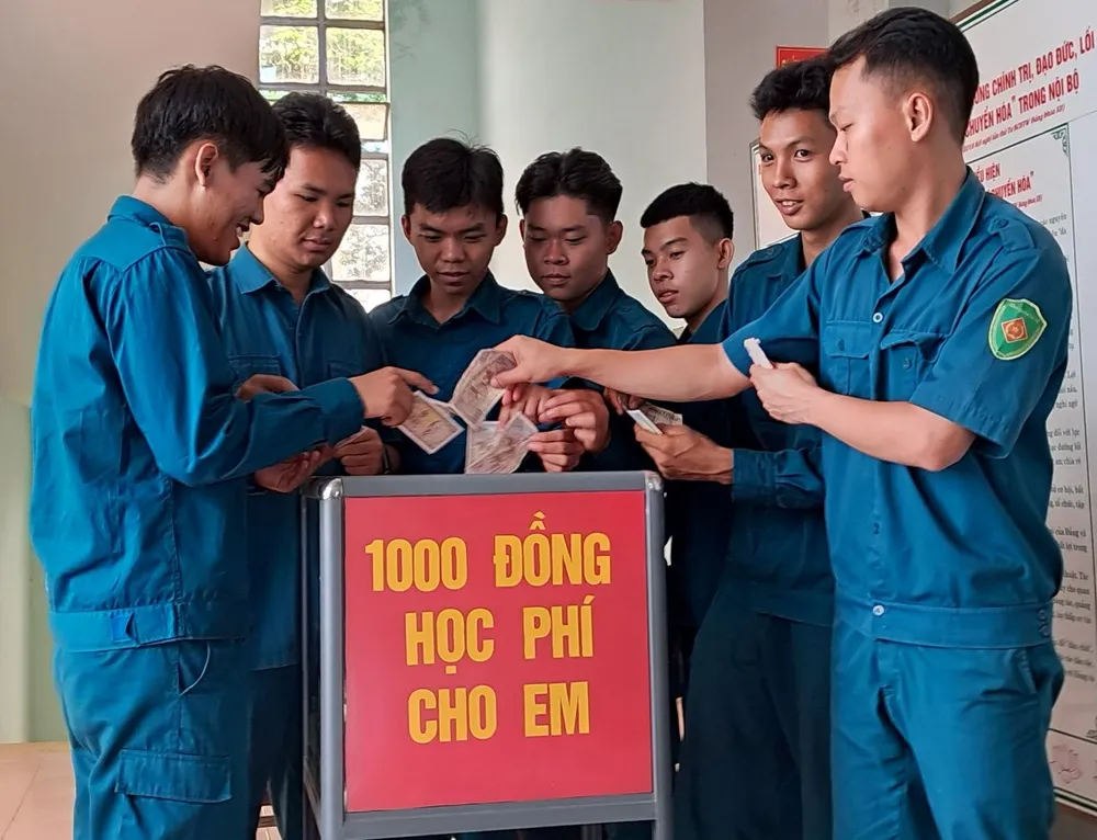 Dân quân thường trực tại Ban CHQS huyện Long Thành tham gia đóng góp cho mô hình