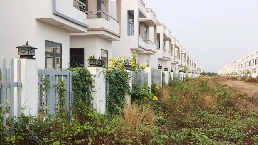 Hàng trăm căn biệt thự, nhà liên kế đã được xây dựng trái phép tại dự án Khu dân cư Tân Thịnh. Ảnh: PHẠM TÙNG (ĐNO)