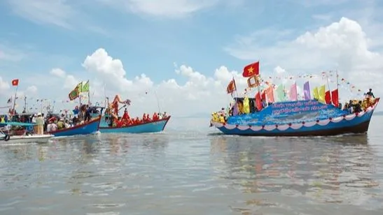 Đoàn ghe Nghinh Ông trên biển Cần Giờ, TPHCM