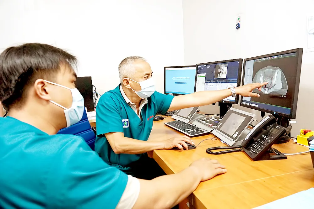 Bác sĩ Bệnh viện Ung bướu 2 điều trị bệnh ung thư bằng máy móc hiện đại