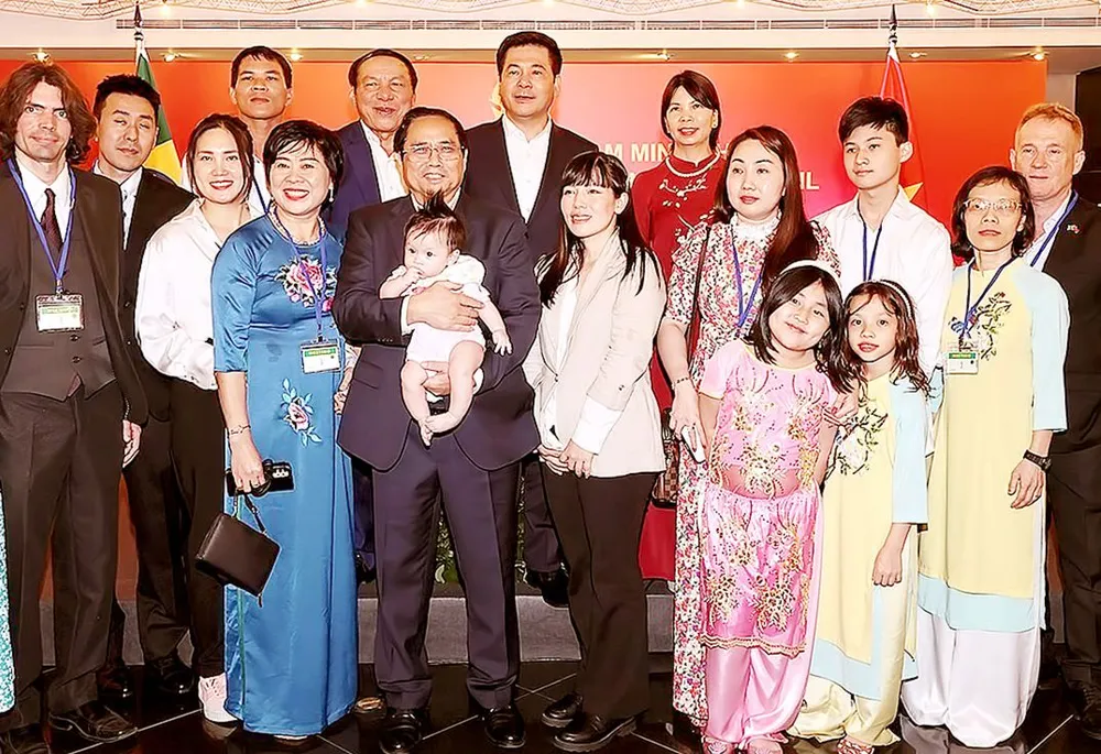 Thủ tướng Phạm Minh Chính với đại diện cộng đồng người Việt Nam tại Brazil và các nước Nam Mỹ lân cận. Ảnh: TTXVN