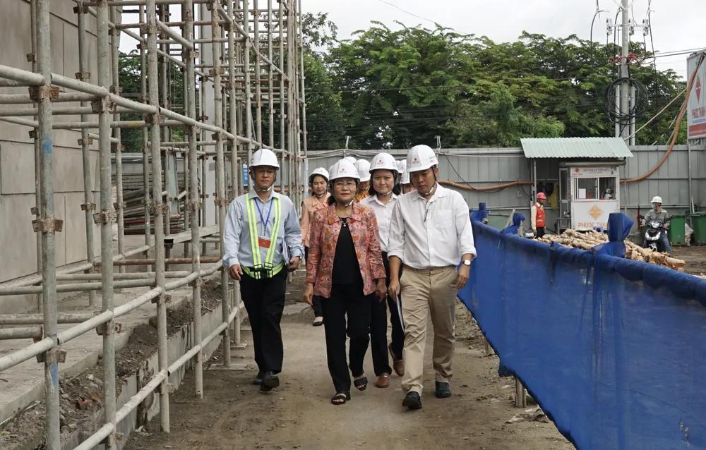 Chủ tịch HĐND TPHCM Nguyễn Thị Lệ cùng đoàn giám sát đi kiểm tra dự án khu nhà ở xã hội tại phường Thạnh Mỹ Lợi, TP Thủ Đức. Ảnh: HOÀNG HÙNG
