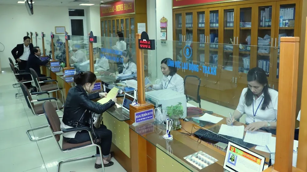 Cán bộ quận Hoàn Kiếm, Hà Nội giải quyết thủ tục hành chính cho người dân. Ảnh: QUANG PHÚC