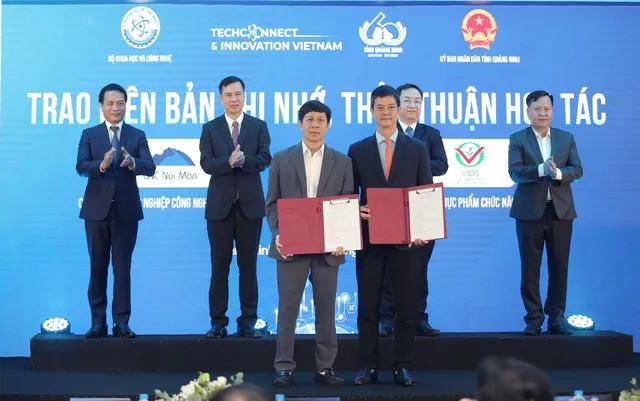 Trao các Biên bản ghi nhớ thỏa thuận hợp tác về chuyển đổi số, chuyển đổi xanh cho phát triển bền vững. Ảnh: VGP/HG