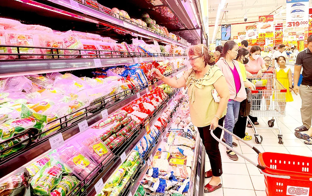 Khách mua hàng tại siêu thị Go! (quận Tân Phú, TPHCM). Ảnh: THI HỒNG Khách mua hàng tại siêu thị Go! (quận Tân Phú, TPHCM). Ảnh: THI HỒNG