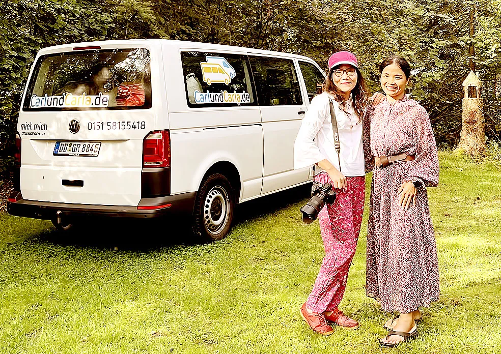 Phút giải lao dọc đường của hai nữ tài xế người Việt trên đất Áo. Ảnh: VIẾT THẮNG Phút giải lao dọc đường của hai nữ tài xế người Việt trên đất Áo. Ảnh: VIẾT THẮNG