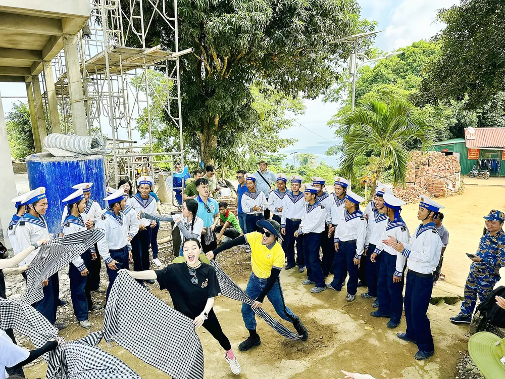 Các ca sĩ, nghệ sĩ cùng giao lưu văn nghệ với cán bộ, chiến sĩ ở các đảo, Nhà giàn DK1 thuộc vùng biển Tây Nam của Tổ quốc Các ca sĩ, nghệ sĩ cùng giao lưu văn nghệ với cán bộ, chiến sĩ ở các đảo, Nhà giàn DK1 thuộc vùng biển Tây Nam của Tổ quốc