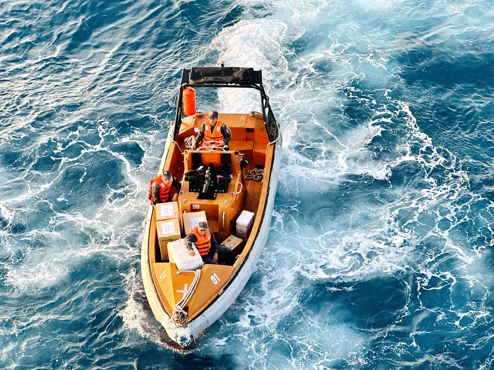 Chuyển quà tặng ra Nhà giàn DK1-10 Chuyển quà tặng ra Nhà giàn DK1-10