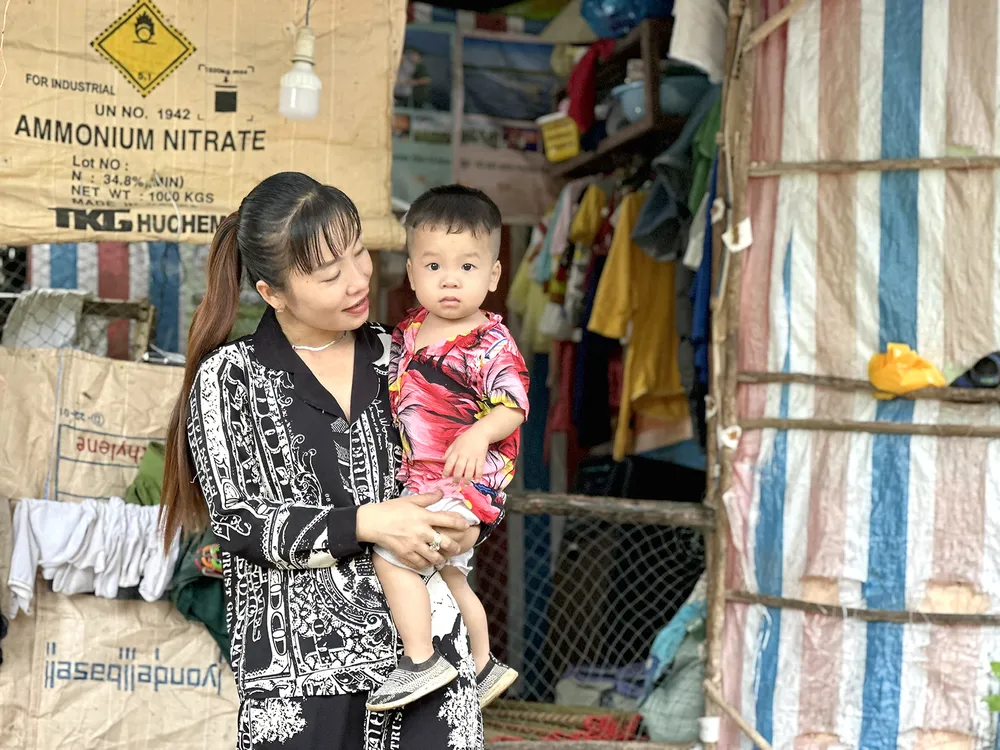 Người dân ở đảo Hòn Chuối vui mừng khi được đoàn tới thăm, tặng quà Người dân ở đảo Hòn Chuối vui mừng khi được đoàn tới thăm, tặng quà