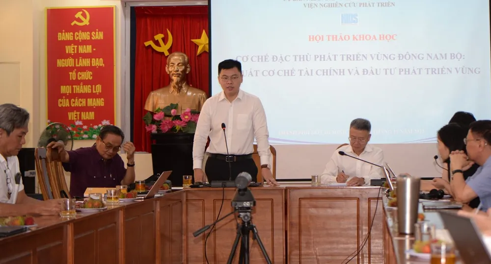 Phó Viện trưởng Viện Nghiên cứu phát triển TPHCM Trương Minh Huy Vũ phát biểu tại hội thảo Phó Viện trưởng Viện Nghiên cứu phát triển TPHCM Trương Minh Huy Vũ phát biểu tại hội thảo