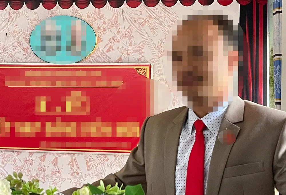 Ông Trần Sỹ Huỳnh trong một sự kiện tổ chức tại Trường THCS-THPT L.B (huyện Bảo Lâm, tỉnh Lâm Đồng)