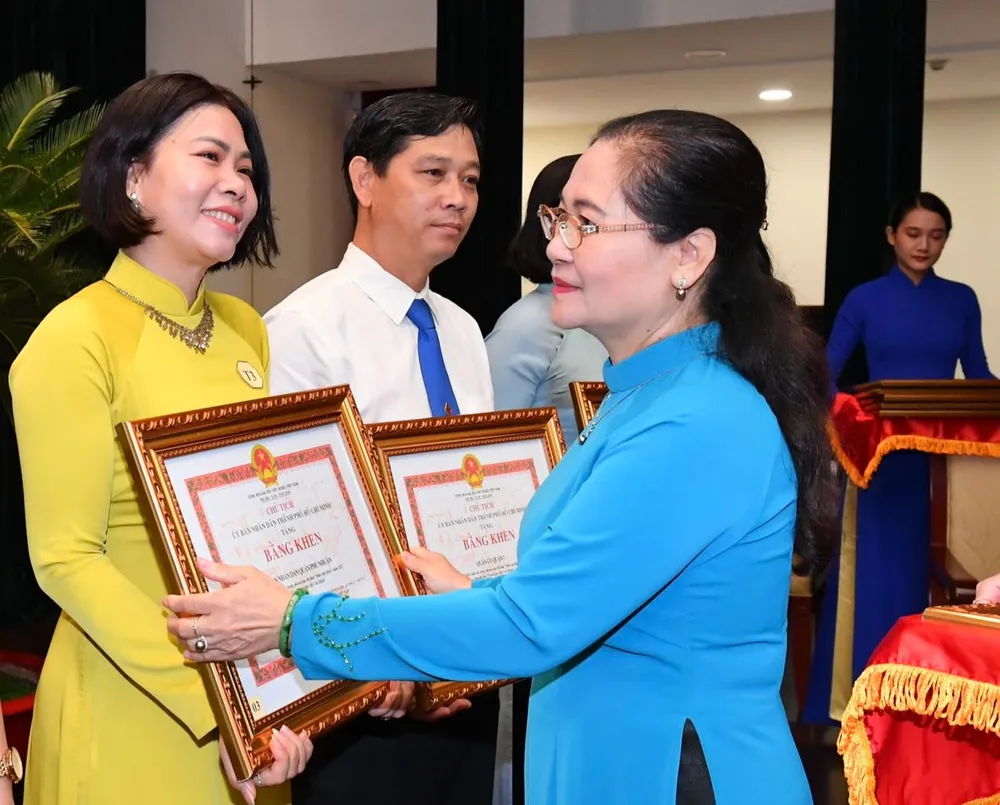 Đồng chí Nguyễn Thị Lệ trao bằng khen đến các tập thể có thành tích xuất sắc trong phong trào thi đua "Dân vận khéo". Ảnh: VIỆT DŨNG