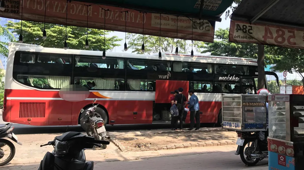 Xe đón trả khách gây mất trật tự an toàn giao thông