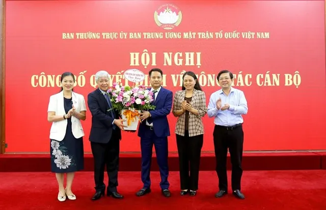 Lãnh đạo Đảng đoàn, Ban Thường trực tặng hoa chúc mừng tân Tổng Biên tập Trương Thành Trung