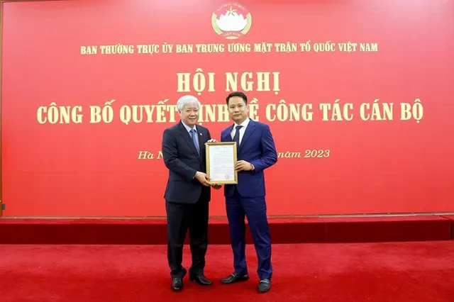 Bí thư Trung ương Đảng, Chủ tịch Ủy ban Trung ương MTTQ Việt Nam Đỗ Văn Chiến trao Quyết định bổ nhiệm cho nhà báo Trương Thành Trung - tân Tổng Biên tập Tạp chí Mặt trận