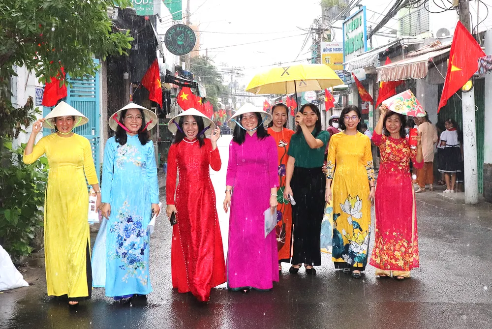 Phụ nữ quận 4 duyên dáng áo dài trên tuyến đường Xóm Chiếu