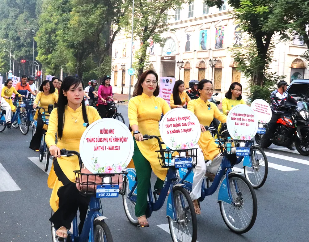 Các chị em tham gia đạp xe hưởng ứng Tháng cùng phụ nữ hành động