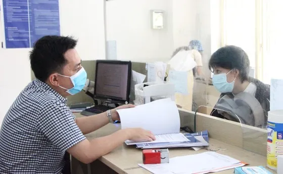 Cán bộ tiếp nhận hồ sơ doanh nghiệp ở Sở KH-ĐT TPHCM (ảnh minh họa). Ảnh: MAI HOA Cán bộ tiếp nhận hồ sơ doanh nghiệp ở Sở KH-ĐT TPHCM (ảnh minh họa). Ảnh: MAI HOA