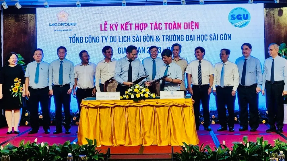 Ông Phạm Huy Bình, Chủ tịch Hội đồng Thành viên Saigontourist Group và PGS.TS Phạm Hoàng Quân cùng trao biên bản ký kết hợp tác