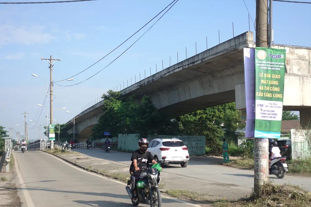 Dự án cầu Tăng Long trước ngày tái khởi động. Ảnh: QUỐC HÙNG Dự án cầu Tăng Long trước ngày tái khởi động. Ảnh: QUỐC HÙNG