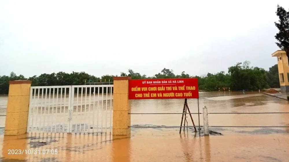 Sáng 31-10, mực nước ngập lụt ở xã Hà Linh (Hương Khê) đã rút khoảng 20cm