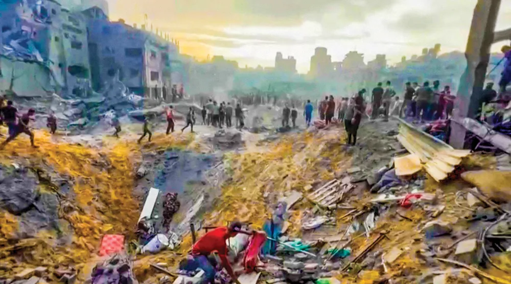 Tìm kiếm các nạn nhân tại hiện trường vụ không kích trại tị nạn Jabalia ở Dải Gaza