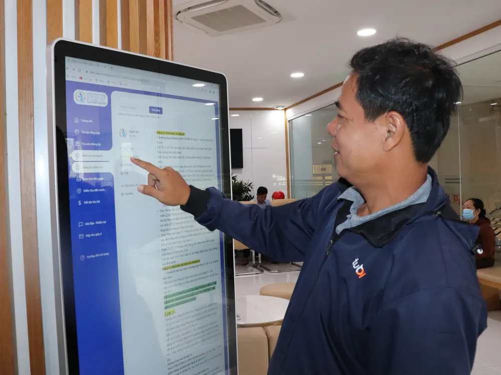 Người dân tra cứu dịch vụ cấp nước tại máy tra cứu thông tin đặt tại sảnh Công ty CP Cấp nước Nhà Bè