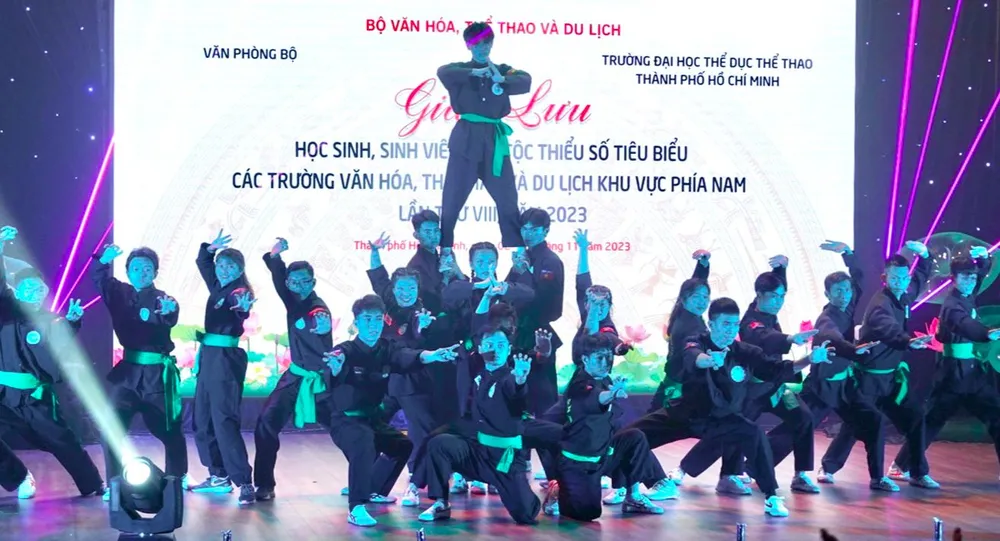 Tiết mục võ nhạc "Hào khí Việt Nam" của học sinh sinh viên Trường ĐH TDTT TPHCM. Ảnh: THÚY BÌNH Tiết mục võ nhạc "Hào khí Việt Nam" của học sinh sinh viên Trường ĐH TDTT TPHCM. Ảnh: THÚY BÌNH