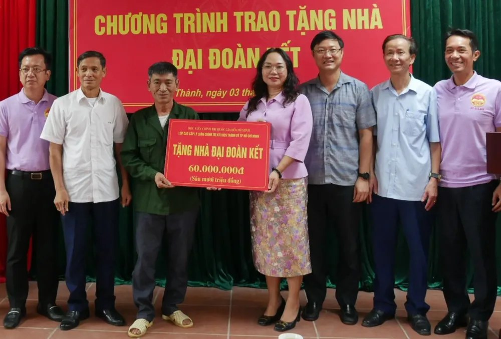 Đoàn nghiên cứu thực tế K73.B05 Thành ủy TPHCM tặng nhà tình nghĩa cho hộ gia đình chính sách ở xã Bình Thành, huyện Định Hóa, tỉnh Thái Nguyên