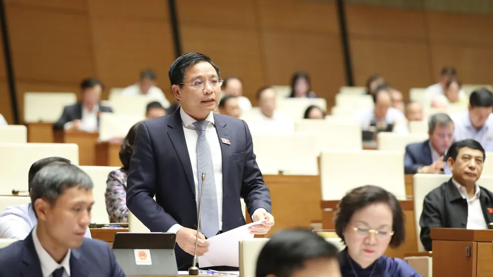 Bộ trưởng Bộ GTVT Nguyễn Văn Thắng trả lời chất vấn sáng 7-11. Ảnh: QUANG PHÚC