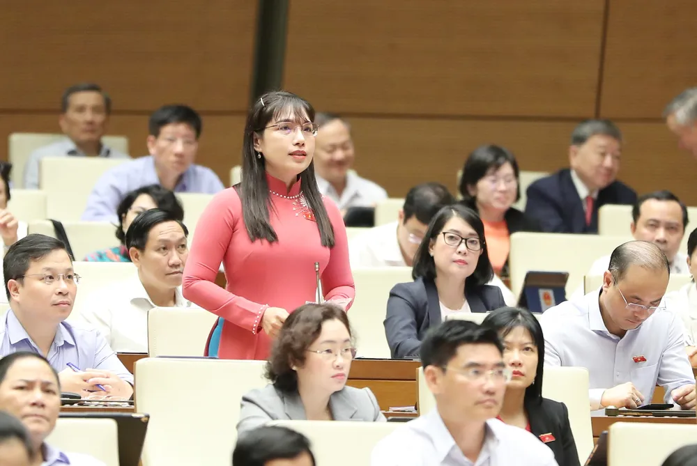 Đại biểu Châu Quỳnh Dao (Kiên Giang) chất vấn sáng 7-11. Ảnh: QUANG PHÚC