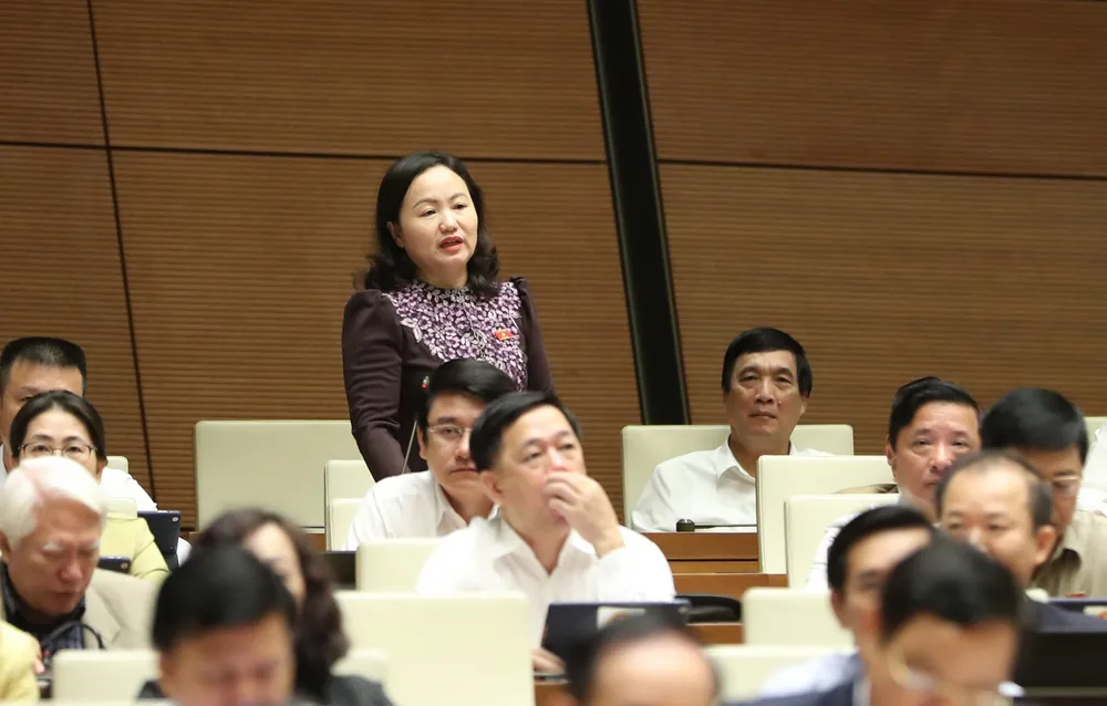 Đại biểu Phạm Thúy Chinh (Hà Giang) chất vấn sáng 7-11. Ảnh: QUANG PHÚC