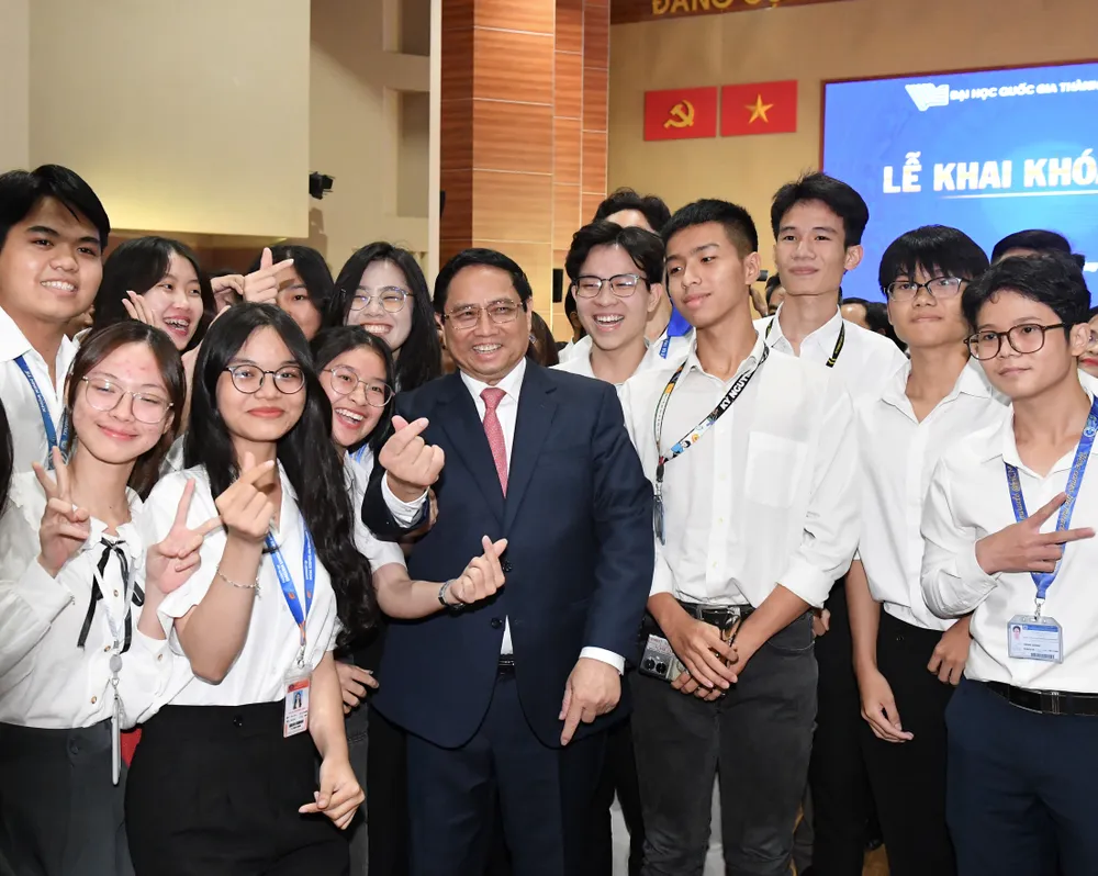 Thủ tướng Phạm Minh Chính cùng các sinh viên Đại học Quốc gia TPHCM. Ảnh: VIỆT DŨNG