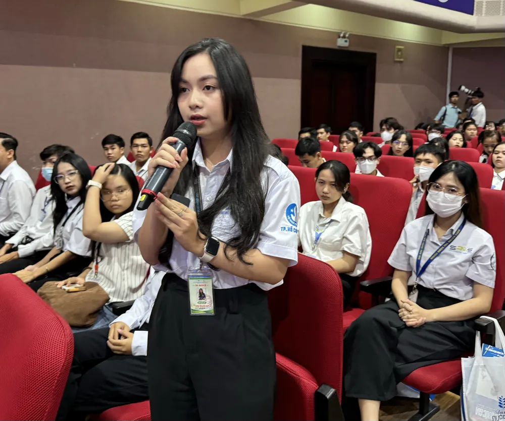 Sinh viên Đại học Quốc gia TPHCM kiến nghị với Thủ tướng Phạm Minh Chính tại Lễ khai khóa 2023. Ảnh: VIỆT DŨNG