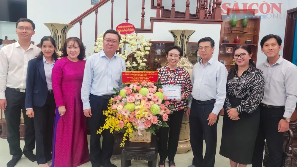 Phó Chủ tịch UBND TPHCM Nguyễn Văn Dũng và đoàn công tác tới thăm, chúc sức khỏe Nhà giáo ưu tú, PGS.TS Trương Thị Hiền. Ảnh: QUANG HUY