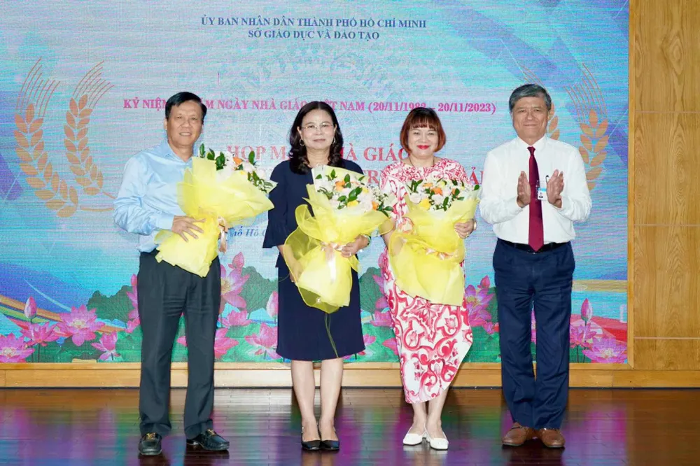 Giám đốc Sở GD-ĐT TPHCM Nguyễn Văn Hiếu và Phó Tổng Biên tập Báo SGGP Nguyễn Ngọc Anh tặng hoa, cảm ơn các nhà tài trợ đồng hành cùng giải thưởng. Ảnh: HOÀNG HÙNG