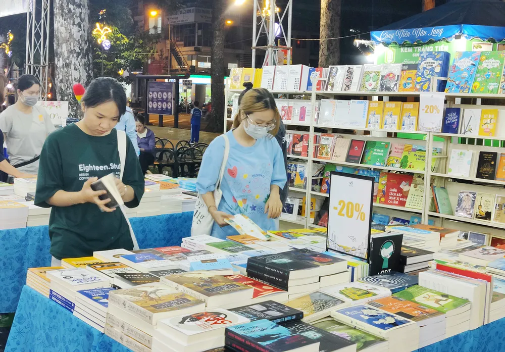 Độc giả chọn mua sách tại một điểm bán sách ở TPHCM Độc giả chọn mua sách tại một điểm bán sách ở TPHCM