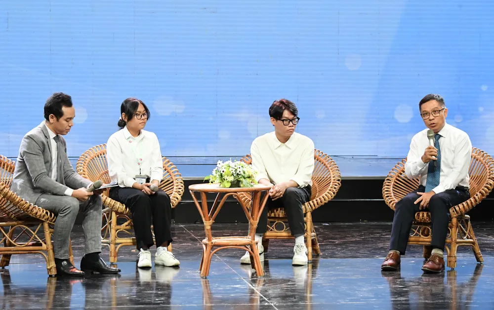 Giao lưu với các bạn sinh viên. Ảnh: VIỆT DŨNG