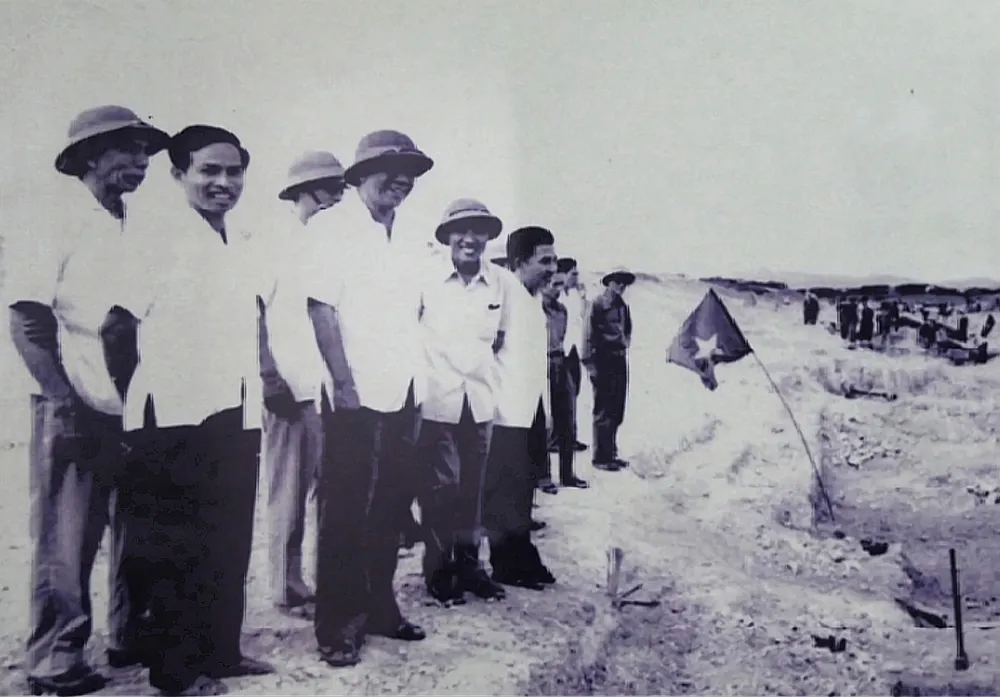 Ông Lê Văn Hoan (bìa trái) khi là Bí thư Huyện ủy huyện Triệu Hải, đưa Tổng Bí thư Lê Duẩn thăm công trường thủy lợi Nam Thạch Hãn