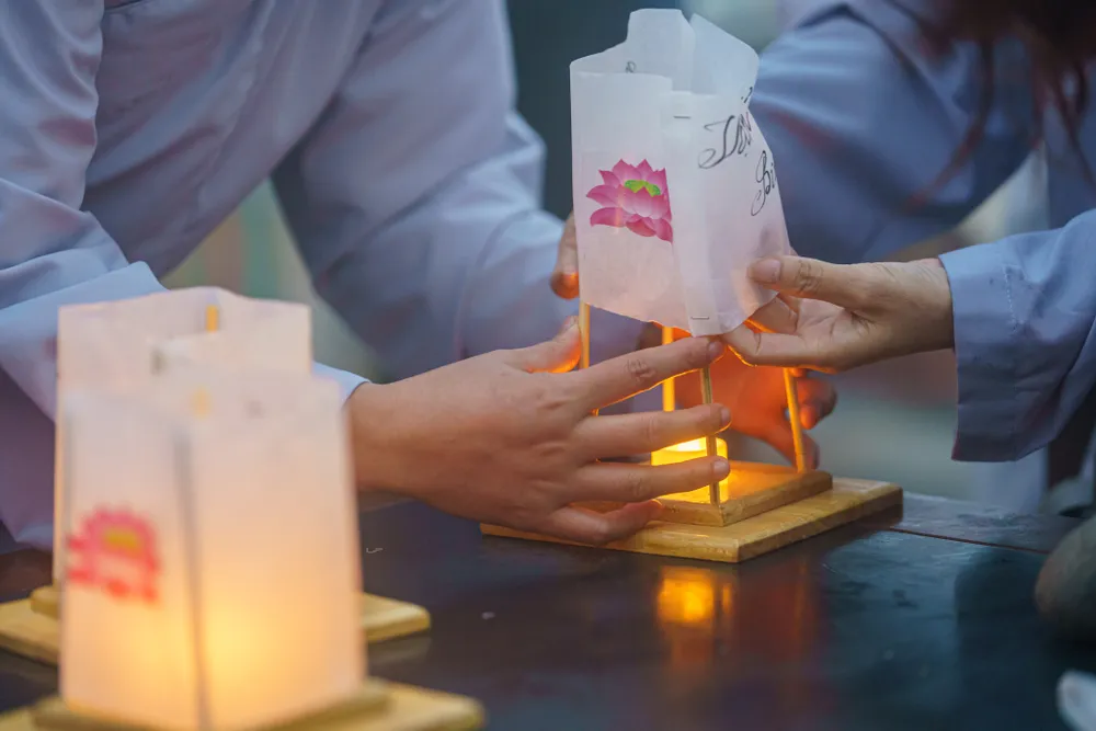 Du khách tự ráp đèn hoa đăng tại đỉnh núi Bà Đen. Ảnh: Sun World Ba Den Mountain