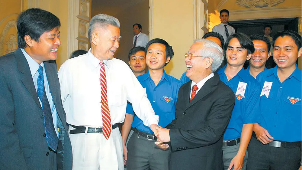 Nguyên Bí thư Thành ủy TPHCM Võ Trần Chí (thứ hai từ trái qua) và các đồng chí lãnh đạo TP cùng các bạn trẻ tại buổi mít tinh, năm 2007. Ảnh: VIỆT DŨNG Nguyên Bí thư Thành ủy TPHCM Võ Trần Chí (thứ hai từ trái qua) và các đồng chí lãnh đạo TP cùng các bạn trẻ tại buổi mít tinh, năm 2007. Ảnh: VIỆT DŨNG