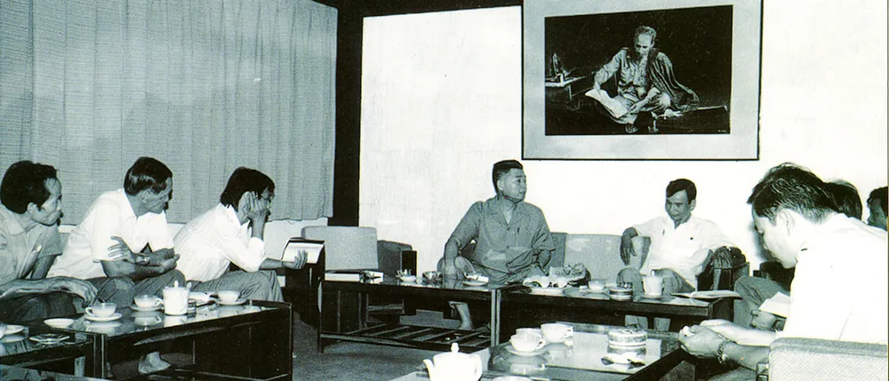 Bí thư Thành ủy TPHCM Võ Trần Chí (hàng giữa bên trái) làm việc với Ban lãnh đạo Báo SGGP (năm 1987) Bí thư Thành ủy TPHCM Võ Trần Chí (hàng giữa bên trái) làm việc với Ban lãnh đạo Báo SGGP (năm 1987)