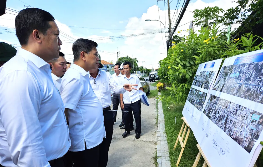 Đại biểu Quốc hội và đại biểu HĐND TPHCM khảo sát tiến độ dự án Tỉnh lộ 8, huyện Củ Chi, TPHCM. Ảnh: NGÔ BÌNH