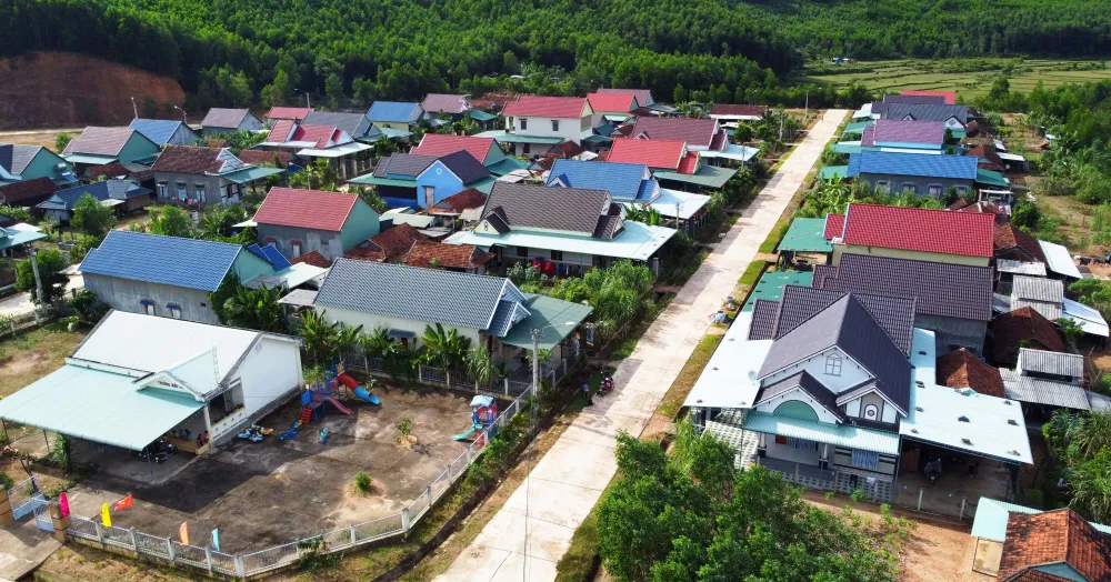 Những lớp nhà mới xây tại khu tái định cư của người dân Hrê (huyện An Lão, tỉnh Bình Định). Ảnh: NGỌC OAI