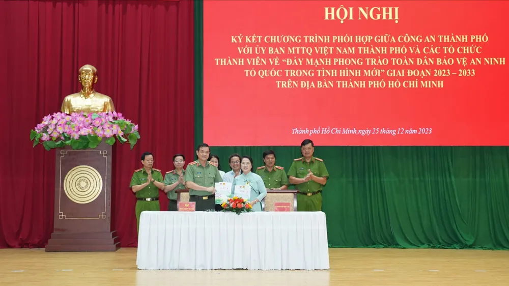 26-12-ban-thuong-truc-uy-ban-mttq-viet-nam-tphcm-cung-cong-an-tphcm-va-cac-to-chuc-thanh-vien-ky-ket-chuong-trinh-phoi-hop-9737-214.jpg