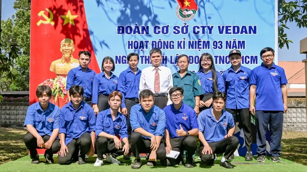 Ông Ko Chung Chih (Phó tổng giám đốc Vedan Việt Nam) và Ban chấp hành Đoàn thanh niên Vedan Việt Nam cùng với các bạn Đoàn viên trong Lễ kết nạp.jpg