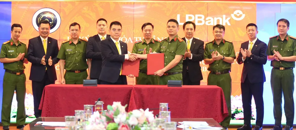 Hình LPBank 2.jpg