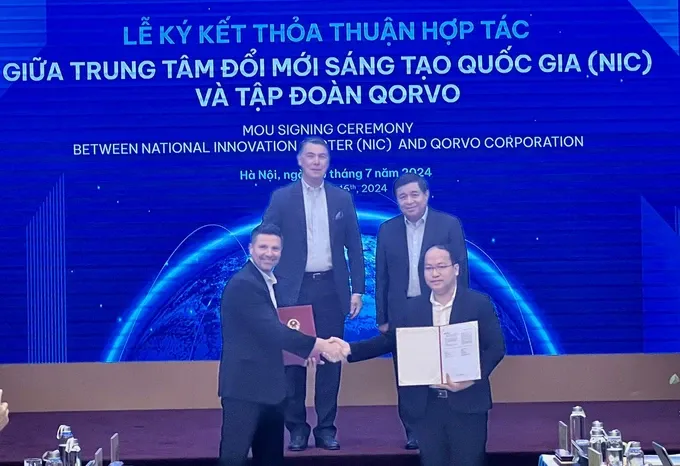 Bộ trưởng Bộ KH-ĐT Nguyễn Chí Dũng chứng kiến đại diện NIC và nhà đầu tư nước ngoài ký kết thỏa thuận hợp tác