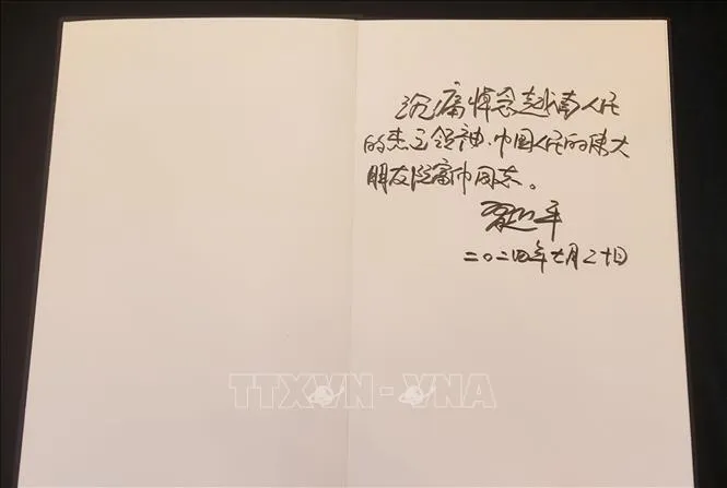 Tổng Bí thư, Chủ tịch Trung Quốc Tập Cận Bình ghi dòng chữ trong Sổ tang: "Vô cùng thương tiếc đồng chí Nguyễn Phú Trọng, lãnh tụ kiệt xuất của nhân dân Việt Nam, người bạn vĩ đại của nhân dân Trung Quốc". Ảnh: Thành Dương/PV TTXVN tại Trung Quốc