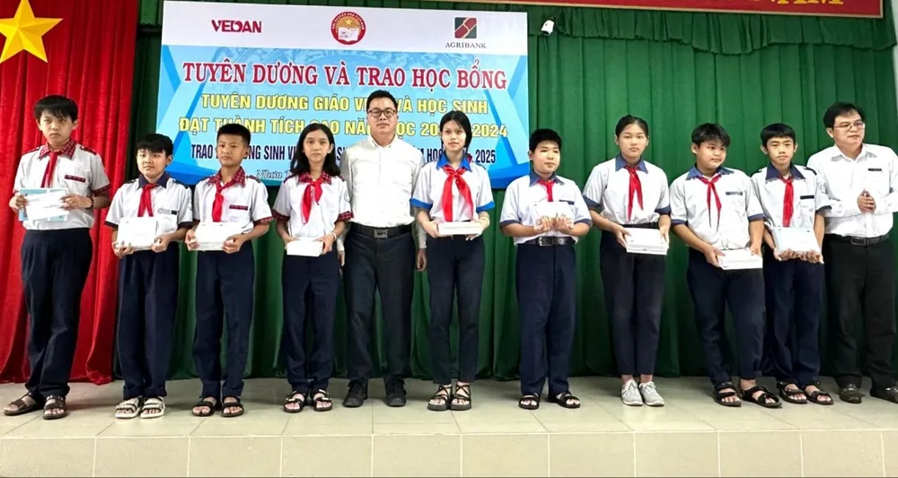 Đại diện Vedan Việt Nam trao học bổng cho các em học sinh tại huyện Nhơn Trạch.jpg